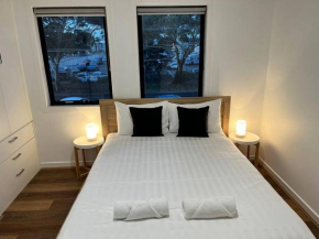 Brand New Modern 2 BR Guesthouse at Airport!